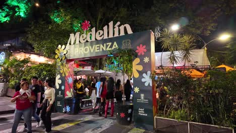 La-Vida-Nocturna-Florece-En-La-Provenza-De-Medellín-Con-Una-Vibrante-Decoración-Callejera-Y-Animadas-Multitudes.