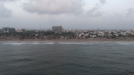 Eine-Filmische-Drohnenaufnahme,-Die-Einen-Wunderschönen-Blick-Auf-Den-Strand-In-Der-Stadt-Chennai-Einfängt