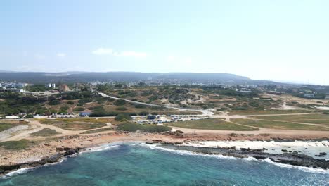 Playa-De-Agios-Georgios-En-Chipre,-Aguas-Cristalinas-A-Lo-Largo-De-Costas-Rocosas,-Vista-Aérea