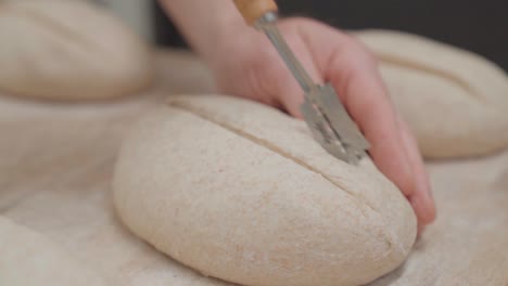 Vídeo-En-Cámara-Lenta-De-Cómo-Marcar-Pan-Antes-De-La-Fermentación-Con-Un-Cuchillo-De-Panadero