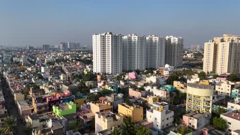 Una-Cautivadora-Perspectiva-Aérea-De-Chennai,-Que-Muestra-La-Convergencia-De-La-Infraestructura-Moderna-Y-La-Vivienda-Tradicional-Bajo-Un-Cielo-Nublado.