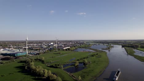 Revelación-Aérea-De-Una-Turbina-Eólica-En-Los-Países-Bajos,-Donde-Twentekanaal-Se-Encuentra-Con-El-Río-IJssel.