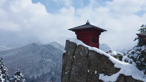 Templo-Yamadera-En-Las-Montañas-Del-Norte-De-Japón,-Paisaje-Nevado-4k