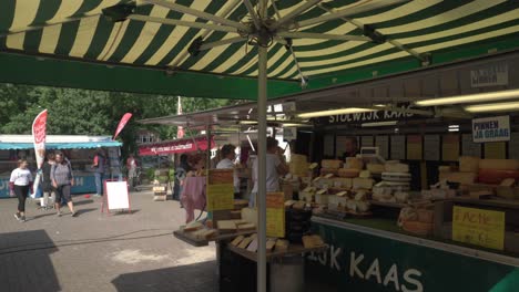 Käsestand-Auf-Dem-Wöchentlichen-Outdoor-Markt-Im-Niederländischen-Dorf-Wassenaar-Niederlande