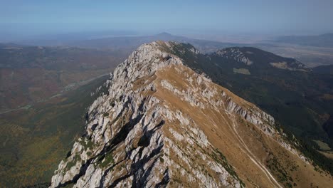 Piatra-Craiului-Gebirge-Bei-Tageslicht-Mit-Schattigen-Tälern,-Luftaufnahme
