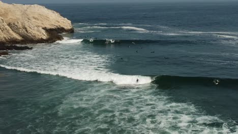 Toma-Aérea-De-Surfistas-Montando-Olas