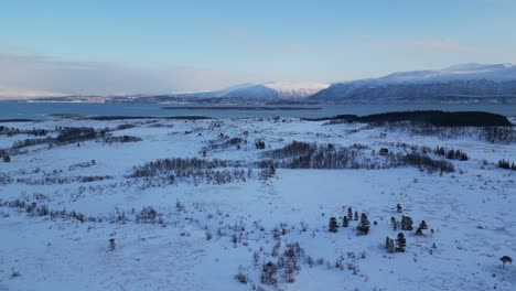 Toma-De-Drones-Del-Paisaje-Con-Nieve-En-Tromso,-Noruega-Durante-El-Invierno-Por-La-Mañana.