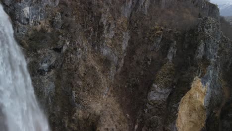Ein-Mann-Steht-Auf-Einem-Felsen-Und-Bewundert-Den-Wunderschönen-Skakavica-Wasserfall