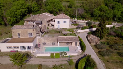 Vista-Aérea-Panorámica-De-La-Propiedad-Mansión-Con-Piscina-En-La-Campiña-Francesa.