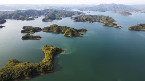 Un-Panorama-De-Tà-Đùng-En-Vietnam-Asia,-Un-Lago-Causado-Por-Una-Central-Hidroeléctrica