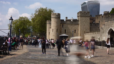 Time-lapse-of-tourists-outside-the-exit-of-the-Tower-of-London