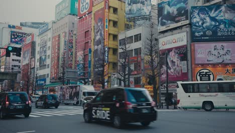 Tráfico-En-Las-Calles-Del-Famoso-Centro-Comercial-De-La-Ciudad-Eléctrica-De-Akihabara-En-Tokio,-Japón