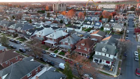 American-neighborhood-in-Hershey,-Pennsylvania-during-autumn-golden-hour-sunset