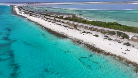 Carretera-Frente-A-La-Playa-En-Kralendijk-En-Bonaire-Antillas-Holandesas