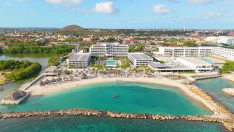 Playa-Del-Hotel-En-Curacao-Cerca-Del-Muelle-Del-Puerto-De-Cruceros,-Establecimiento-Aéreo