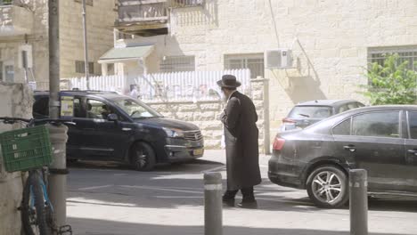 Chassidischer-Jüdischer-Mann-Zu-Fuß-In-Jerusalem,-Israel