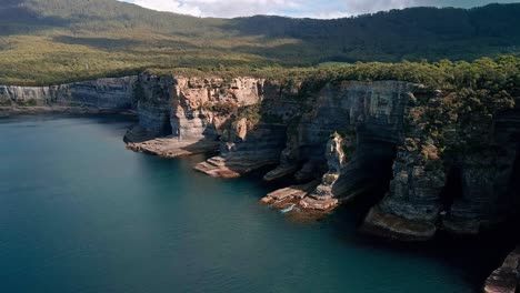 Parallax-Drohnenansicht-Des-Tasman-Nationalparks-In-Tasmanien