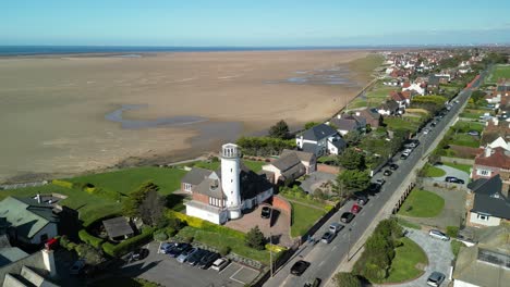 Faro-Convertido,-Frente-A-La-Playa-De-Hoylake---Drone-Aéreo-Con-Rotación-Lenta-En-Sentido-Antihorario,-Wirral,-Reino-Unido