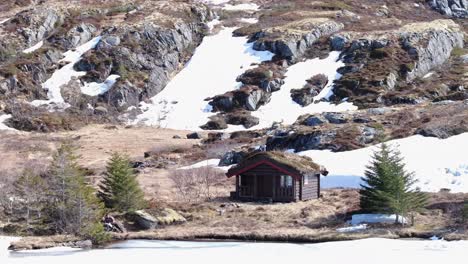Cabaña-De-Madera-Aislada-A-Orillas-Del-Lago-Palvatnet-En-Noruega