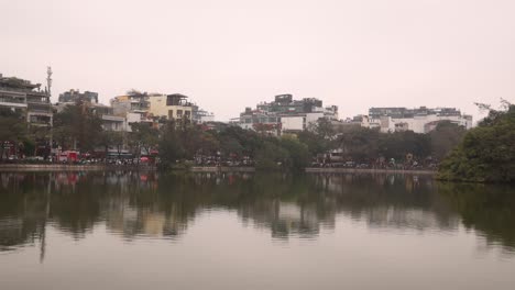 Spiegelung-Der-Skyline-Im-Hoan-Kiem-See-In-Hanoi,-Der-Hauptstadt-Vietnams-In-Südostasien