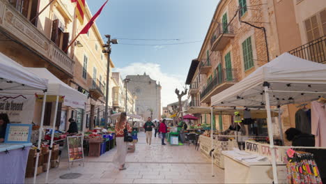 Soleada-Calle-Del-Mercado-En-Santanyi,-Mallorca-Con-Vendedores-Locales