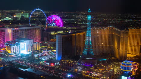 Timelapse,-Las-Vegas-Strip-Por-La-Noche,-Tráfico,-Esfera,-Torre-Eiffel,-Noria-De-Grandes-Apostadores-Y-Edificios-De-Hoteles-Casino