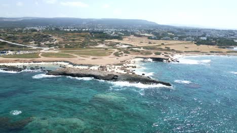 Transparentes-Meerwasser-Entlang-Der-Küste-Der-Insel-Zypern