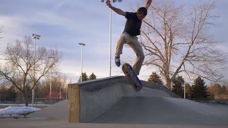 Kickflip-En-La-Parte-Posterior,-Molienda-De-Nariz-En-Un-Hubba-Realizado-En-Una-Patineta