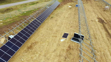 Neu-Errichtete-Solarfarm-Mit-Blanken-Metallgitterrahmen,-Antenne