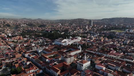 Sucre,-Hauptstadt-Boliviens,-Bolivianische-Drohnen-Luftaufnahme,-Südamerika,-Freedom-House-Chuquisaca