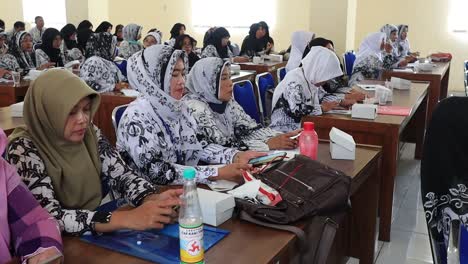 Un-Grupo-De-Profesores-Se-Está-Reuniendo,-Pekalongan-Indonesia-21-2022-De-Septiembre