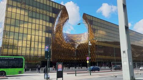 Centro-Comercial-Emporia-Con-Un-Diseño-Arquitectónico-Distintivo-En-Malmo,-Suecia