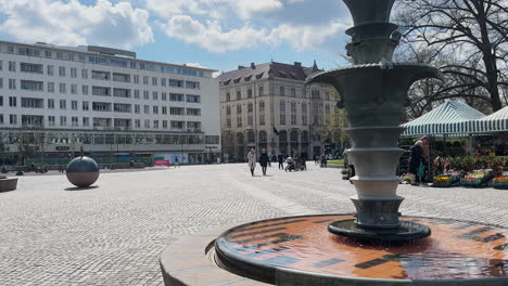 Fuente-Y-Esfera-En-La-Plaza-Gustav-Adolfs-En-Malmo,-Suecia