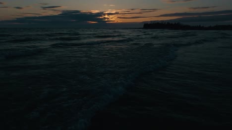 Olas-Rompiendo-En-Owen-Sound,-Ontario,-Durante-Una-Puesta-De-Sol-Cambiante-Con-Aguas-Oscuras-Y-Cielo