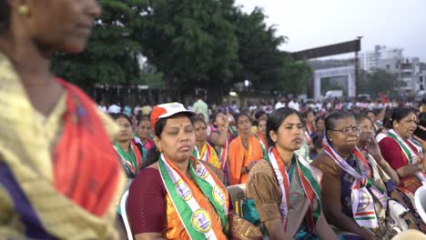 Gruppe-Indischer-Frauen-Unterstützt-Uddhav-Thackeray-Im-Wahlkampf-Der-Lok-Sabha-Auf-Dem-College-Gelände-In-Warje