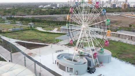 El-Dron-Se-Mueve-Hacia-La-Cámara-Superior-Y-Se-Ve-Una-Gran-Rueda-Gigante.