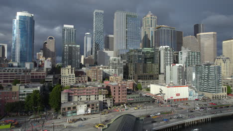 Aerial-view-rising-from-the-Aquarium-pier,-overlooking-the-skyline-of-Seattle