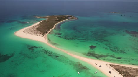 Los-roques-cayo-de-agua-with-sandy-path-and-turquoise-sea,-aerial-view