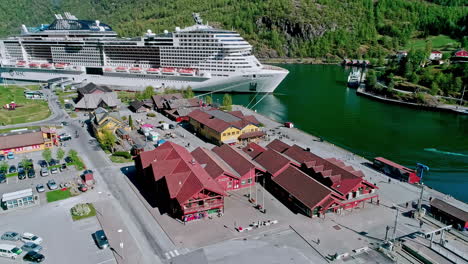 Luftaufnahme-Eines-Großen-Kreuzfahrtschiffes-Im-Hafen-Von-Flam,-Norwegen