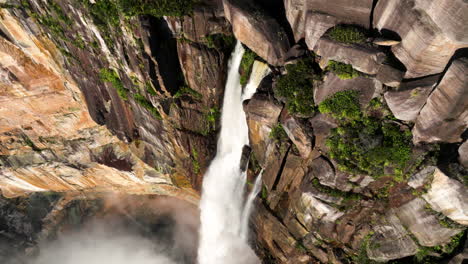 ángel-Cae-Sobre-El-Borde-De-La-Montaña-Auyán-tepui-En-El-Parque-Nacional-Canaima-En-Venezuela