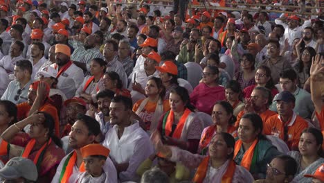 Partidarios-Ondeando-La-Bandera-Del-Partido-Político-Bjp-Durante-El-Mitin-Político-Del-Primer-Ministro-Indio,-Narendra-Modi,-De-La-Campaña-Electoral-De-Lok-Sabha.