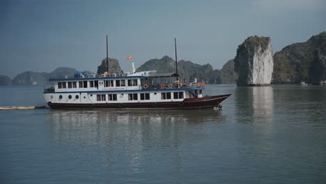 Seitenansicht-Eines-Lokalen-Schiffes,-Das-In-Der-Bucht-Von-Lan-Ha-In-Vietnam-Segelt