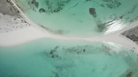 The-serene-cayo-de-agua-with-turquoise-waters-and-white-sands,-daylight,-aerial-view