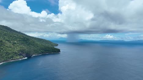 Entfernter-Regensturm,-Schöne,-Ruhige-Atmosphäre,-Nordküste,-Weh-Island