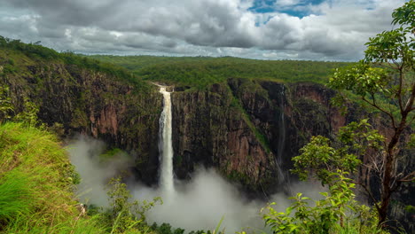 Timelapse,-Wallaman-Falls-in-Girringun-National-Park,-Australia,-Waterfall-and-Clouds-Above-Green-Landscape