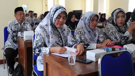 Un-Grupo-De-Profesores-Se-Está-Reuniendo,-Pekalongan-Indonesia-21-2022-De-Septiembre