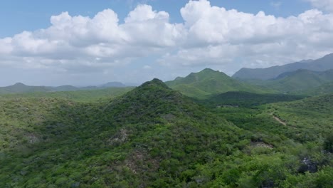Grüne-Berge-Und-Unberührte-Landschaft,-Bani-In-Der-Dominikanischen-Republik