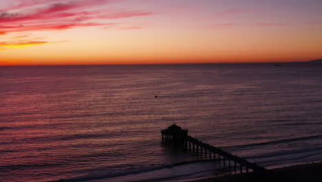 Dramatischer-Orangefarbener-Sonnenuntergangshimmel-über-Dem-Manhattan-Beach-Pier-In-Kalifornien,-USA