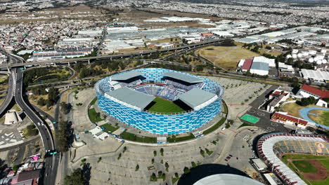 Drohne-Umkreist-Das-Cuauhtemoc-Fußballstadion-Im-Sonnigen-Puebla,-Mexiko