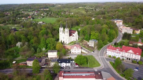 Luftaufnahme-Der-Kirche-Der-Geburt-Der-Jungfrau-Maria-In-Der-Stadt-Orlova,-Tschechische-Republik